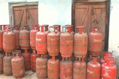 Odisha News:92-Gas-Cylinders-Seized-in-Jharsuguda-Raid