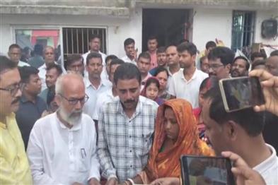 Odisha News:Balasore-Mishap-MP-Pratap-Sarangi-Hands-Over-Compensation-Cheque-to-Deceaseds-Family