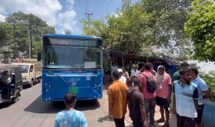 Odisha News:Bus-Accident-Near-Cuttack-Ganeshghat-Injures-Grandmother-and-Granddaughter