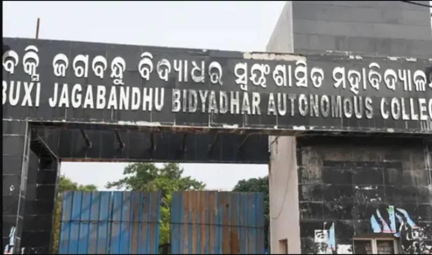 Odisha News:Campus-Clash-25-Injured-as-BJB-College-Hostels-Turn-Into-War-Zone