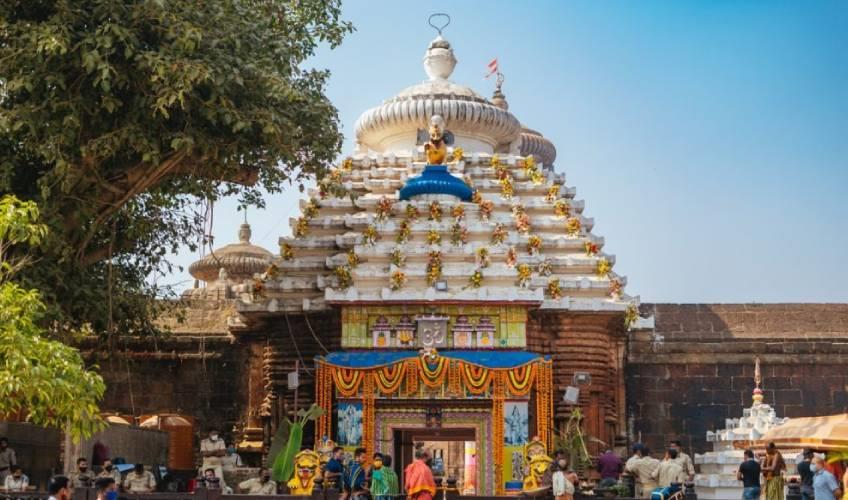 Odisha News:Chaos-at-Lingaraj-Rituals-Halted-Over-Silver-Cover-Feud