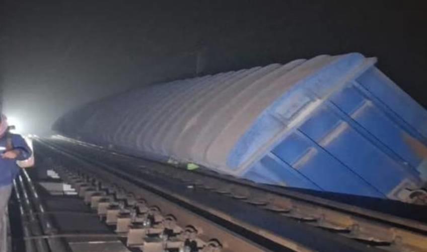 Odisha News:Chaos-on-Delhi-Howrah-Line-12-Goods-Train-Bogies-Derailed-3-Plunge-into-River