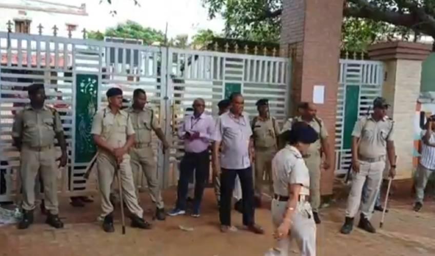 Odisha News:Clashes-Erupt-at-Athagarh-Block-Office-Police-Injured-in-Stone-Pelting