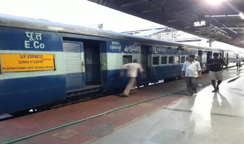 Odisha News:Cyclone-Threat-East-Coast-Railway-Cancels-32-Trains-Diversions-Implemented