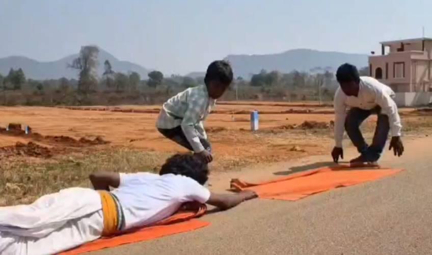 Odisha News:Devotion-or-Penance-Techie-Walks-4km-on-Knees-for-Love-this-Shivaratri