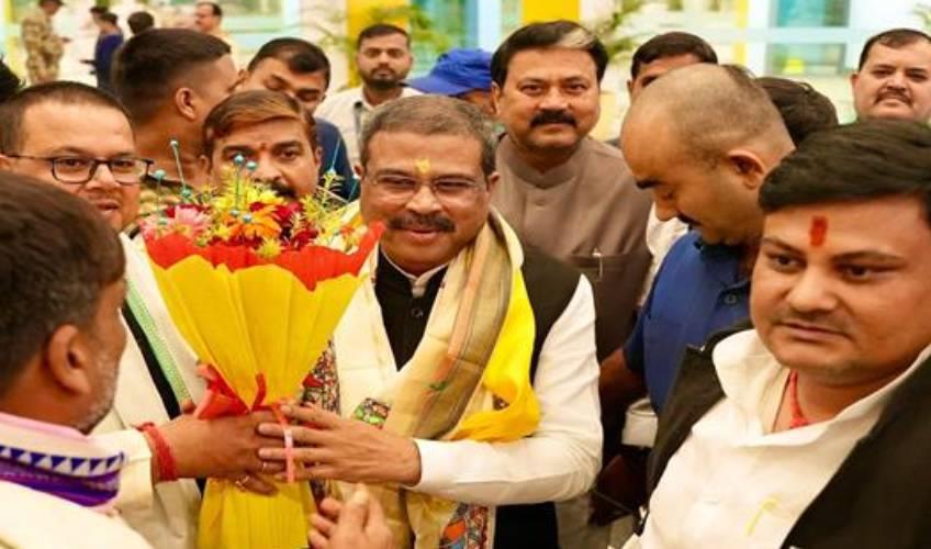Odisha News:Dharmendra-Pradhan-Gets-Grand-Welcome-in-Bhubaneswar-After-Bihar-Poll-Success