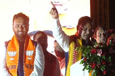 Odisha News:Emotional-Moment-at-Nuapada-Rally-CM-Consoles-Weeping-BJP-Candidate-Jay-Dholakia