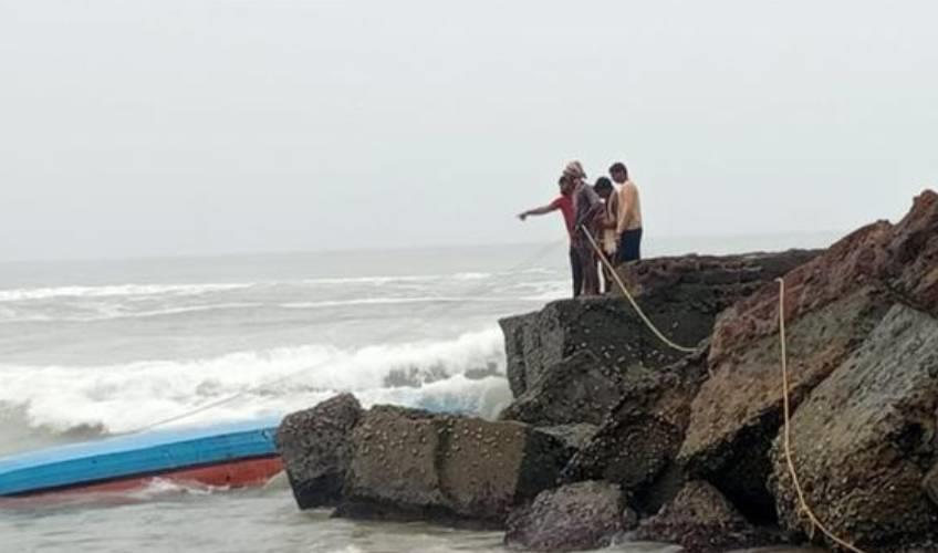 Odisha News:Five-Fishermen-Injured-as-Boat-Capsizes-in-Puri-District