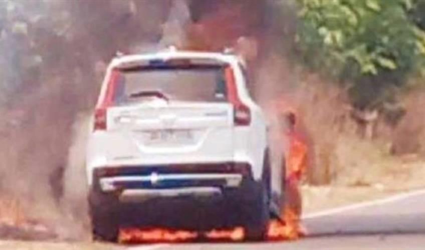 Odisha News:Narrow-Escape-Car-Engulfed-in-Flames-on-Balangir-Highway