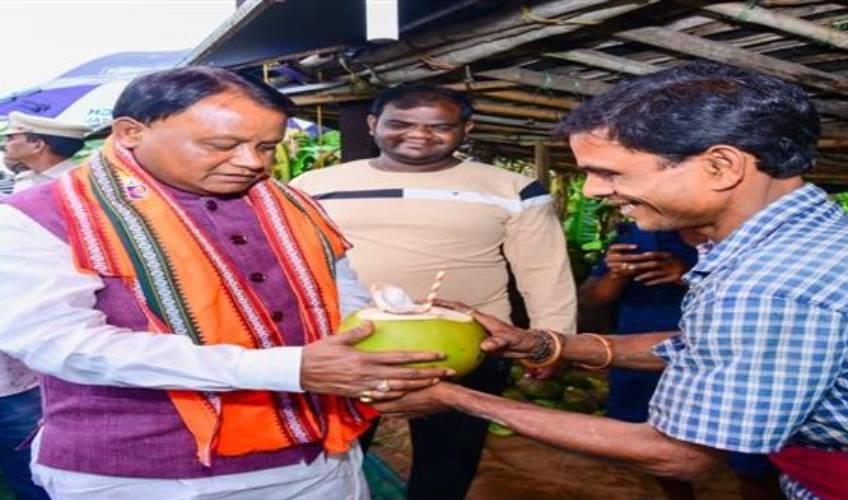 Odisha News:Odisha-CM-Mohan-Charan-Majhi-Enjoys-Coconut-Water-Connects-with-Vendor