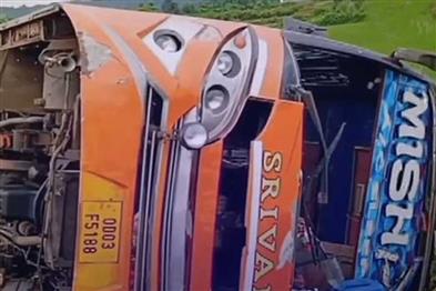 Odisha News:Passenger-Bus-Crashes-on-Khordha-Balangir-National-Highway-12-Injured