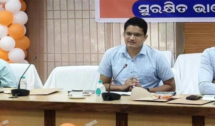 Odisha News:Protocol-Row-DoPT-Issues-Notice-to-Cuttack-DM-Over-MPs-Complaint