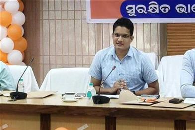 Odisha News:Protocol-Row-DoPT-Issues-Notice-to-Cuttack-DM-Over-MPs-Complaint