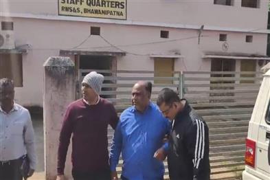 Odisha News:Senior-Clerk-in-Vigilance-Net-for-Taking-Bribe-in-Kalahandi