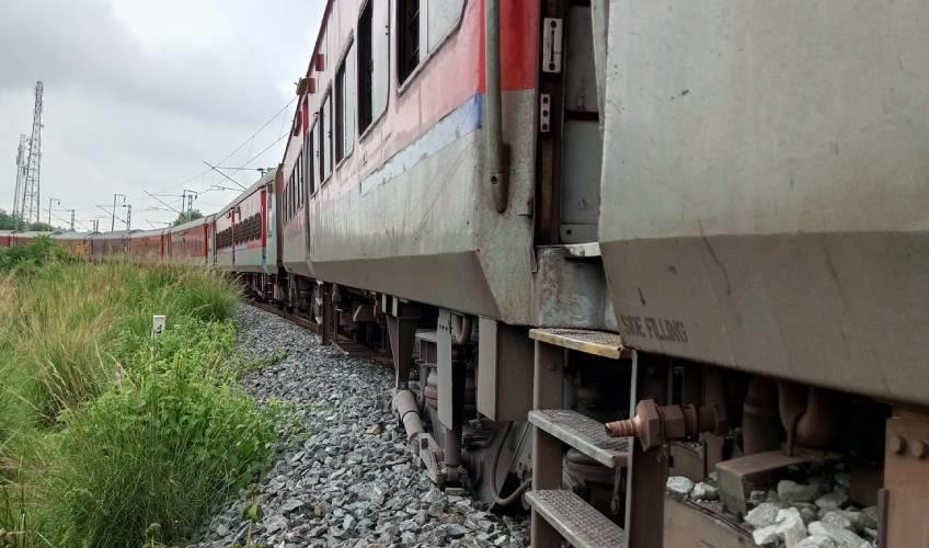 Odisha News:Shalimar-Sambalpur-Mahima-Gosain-Express-Derails-Near-Sambalpur-City-Station