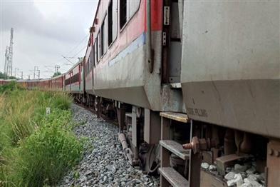 Odisha News:Shalimar-Sambalpur-Mahima-Gosain-Express-Derails-Near-Sambalpur-City-Station