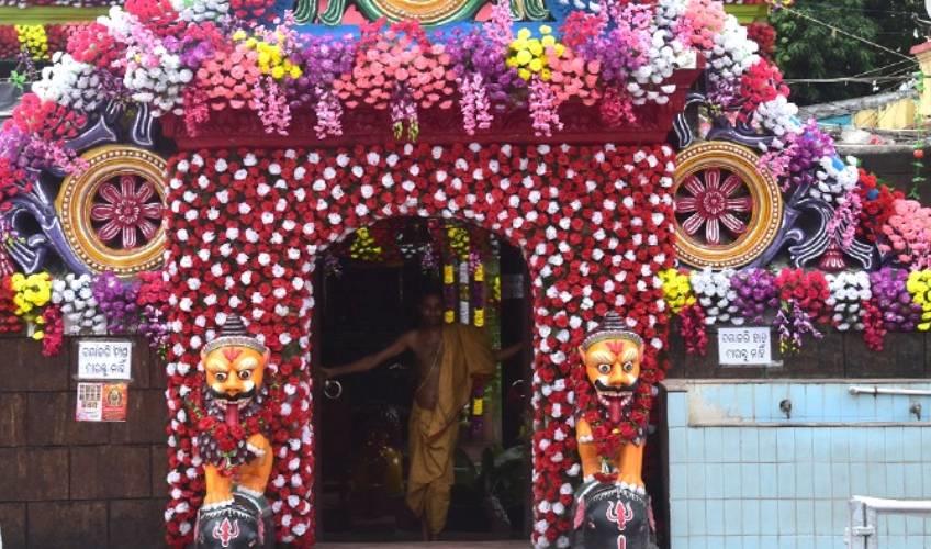 Odisha News:Sharadiya-Navratri-Maa-Cuttack-Chandi-Shines-in-Bhubaneswari-Besha-at-Odishas-Shakti-Peethas