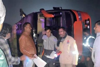 Odisha News:Three-Dead-20-Injured-as-Bus-Overturns-on-Agra-Lucknow-Expressway