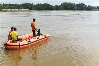 Odisha News:Tragedy-at-Mahanadi-Two-Youths-Drown-Four-Critical